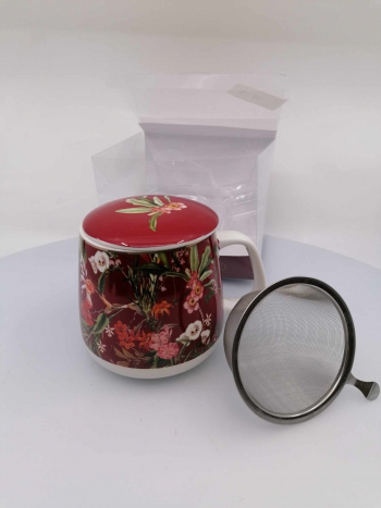 Červený porcelánový hrnček na čaj s kvetinkami
