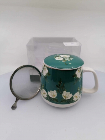 Zelený porcelánový hrnček na čaj s bielymi kvetinkami