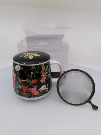 Čierny porcelánový hrnček na čaj s kvetinkami