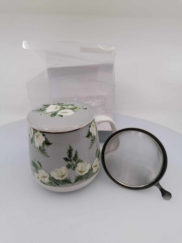 Sivý porcelánový hrnček na čaj s bielymi kvetinkami