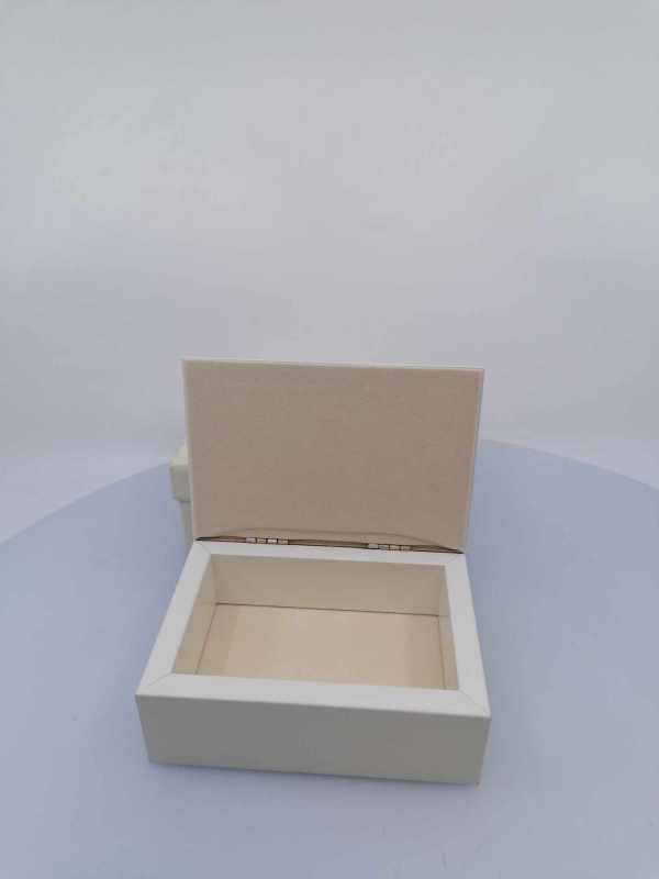 Malá biela  drevené šperkovnička