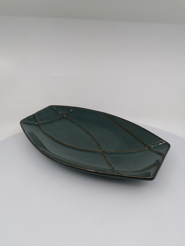 Keramická tácka s moderným vyvýšeným dizajnom 29x18x3cm