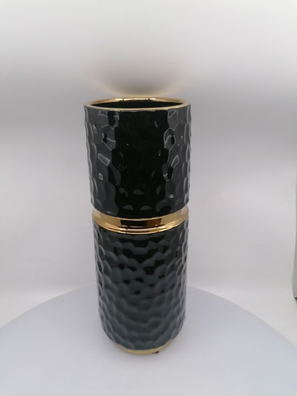 Čierna dekoračná váza zdobená reliéfnym vzorom a zlatými doplnkami
