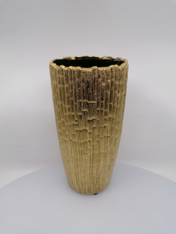 Keramická váza s reliéfnym dizajnom v patinovo-zlatom štýle