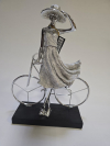 Figúrka dáma s bicyklom, svetlá, 33 cm
