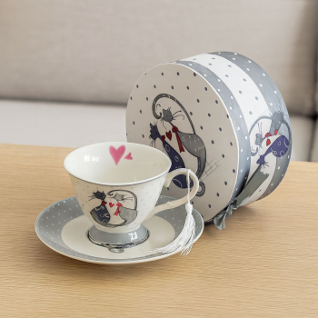 Šálka s podšálkou, mačky