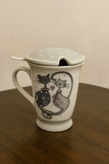Šálka s podšálkou zaparovačom a lyžičkou, Mačky