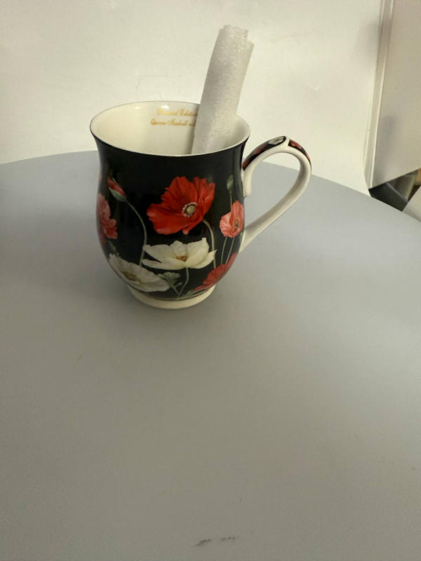 Hrnček, tmaý, kvetinový, bez obalu
