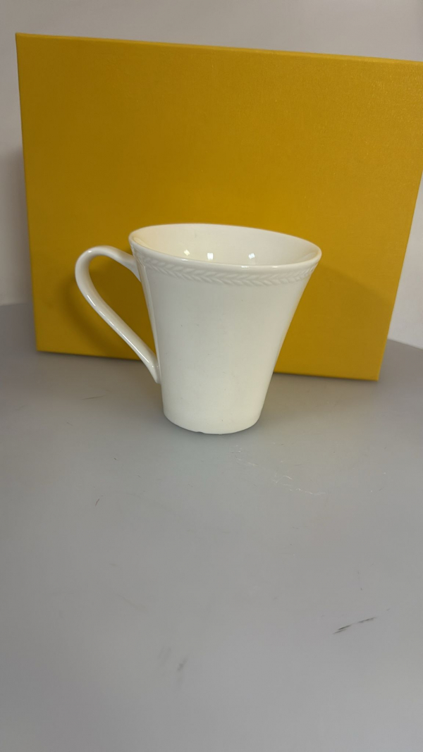 Šálka, biela, porcelánová