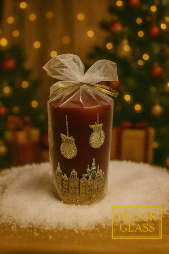 Vianočná dekoračná sviečka, sviatočné mesto, bordová, 6x19 cm