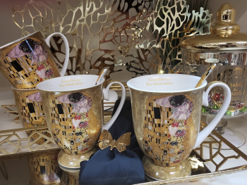 Hrnčeky, tmavohnedý, G. Klimt, bozk, 2 ks v balení