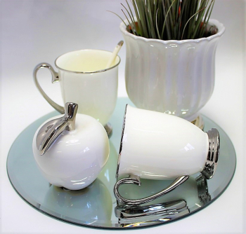 Hrnčeky s lyžičkami, svetlé, strieborný lem, 2 ks v balení