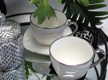 Šálky s podšálkami a lyžičkami, svetlé, strieborný lem, 2 ks v balení