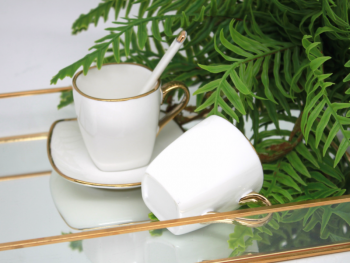 Šálky espresso s podšálkami a lyžičkami, svetlé, zlatý lem, 2 ks v balení