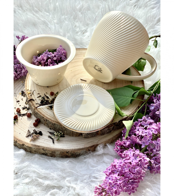 Hrnček ECRU ICE CREAM so sitkom a vrchnákom, so zlatým lemom