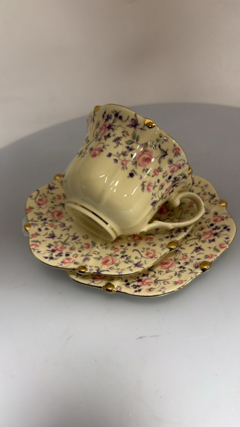 Šálka s 2 podšálkami, kvetinová, bez obalu, poškod.