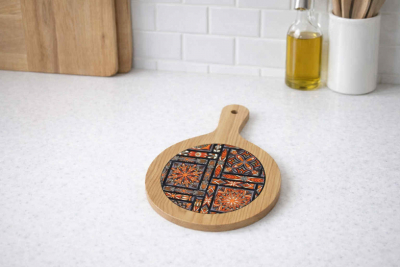 Keramická podložka na drevenom denku, červený ornament, 18x30 cm