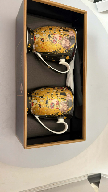 Hrnčeky, tmavohnedé, G. Klimt, bozk, 2 ks v balení