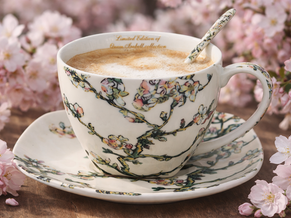 Dekorovaná kvetinová šálka s podšálkou a lyžičkou, 250 ml