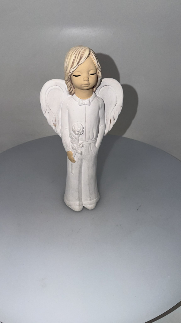 Dekoračný anjel chlapec s ružou, sádrový, bielo strieborný, 27x13 cm