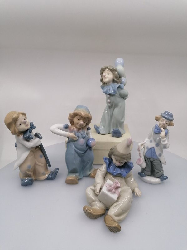 Porcelánová figúrka klauna, s guľou, hnedomodrá, 16 cm