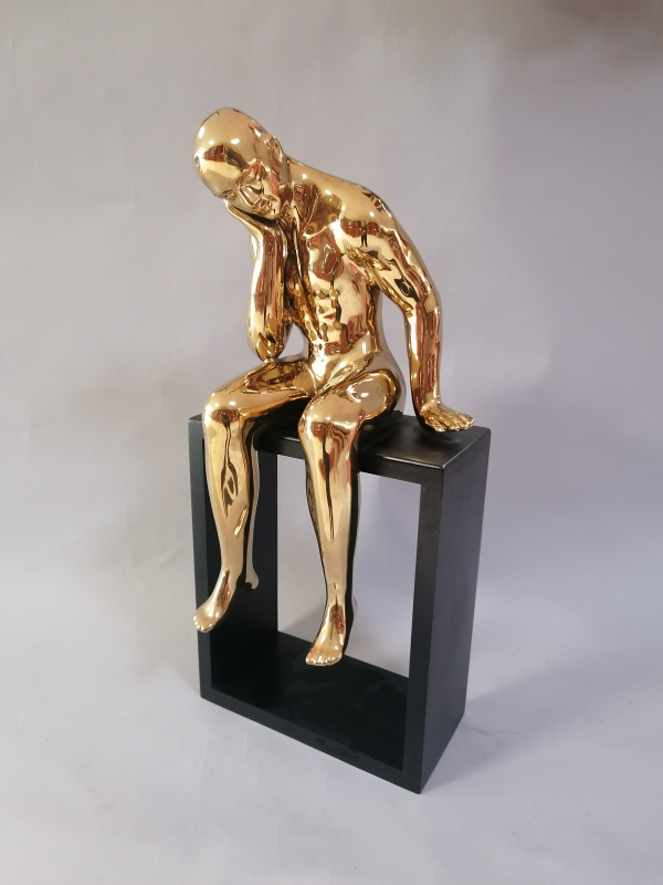 Socha muža na kocke gold 52x23x15 cm